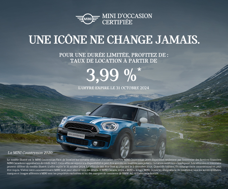 La MINI Countryman stationnée à côté d’un lac avec un homme debout sous la pluie à côté de la voiture.